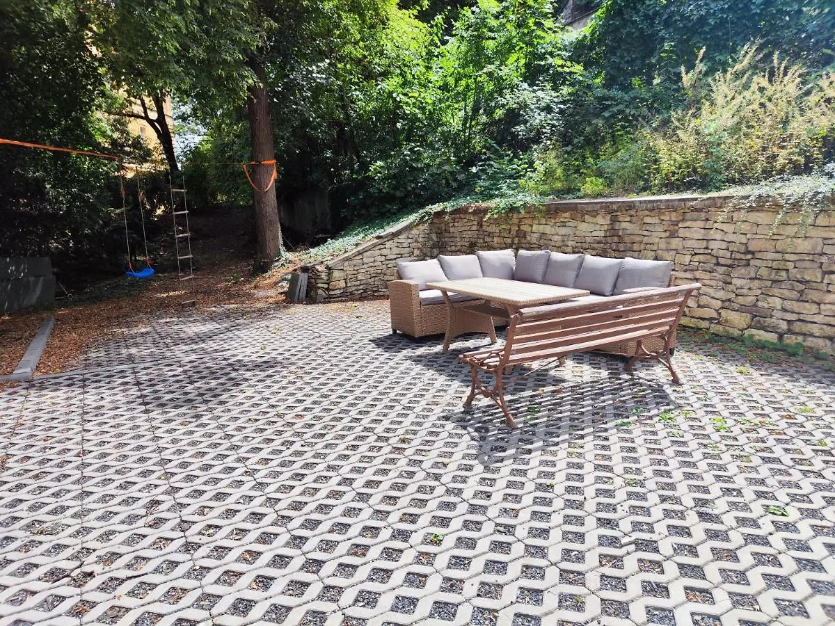 Spacious Flat & Parking Possibility, 3 Stops To Wenceslav Square Praga