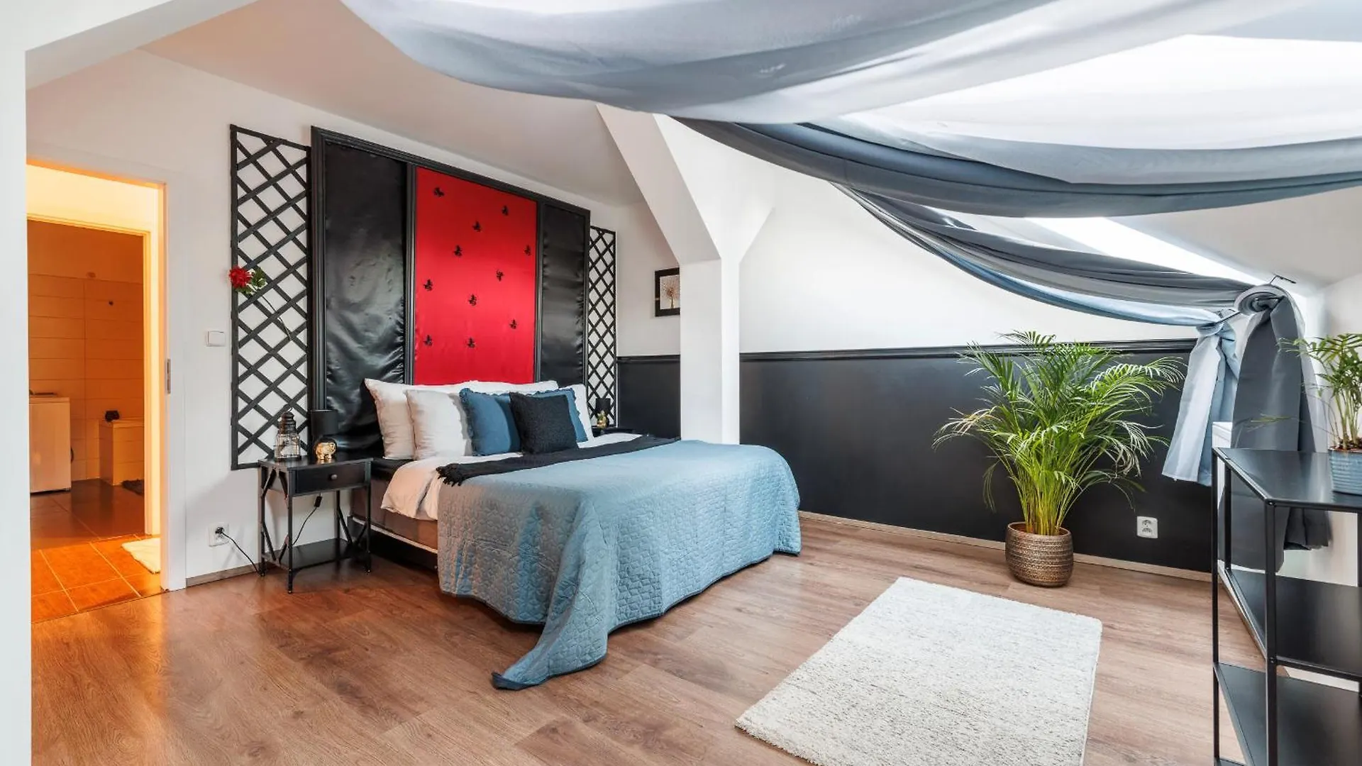 Spacious Flat & Parking Possibility, 3 Stops To Wenceslav Square Praga 0*,  República Checa