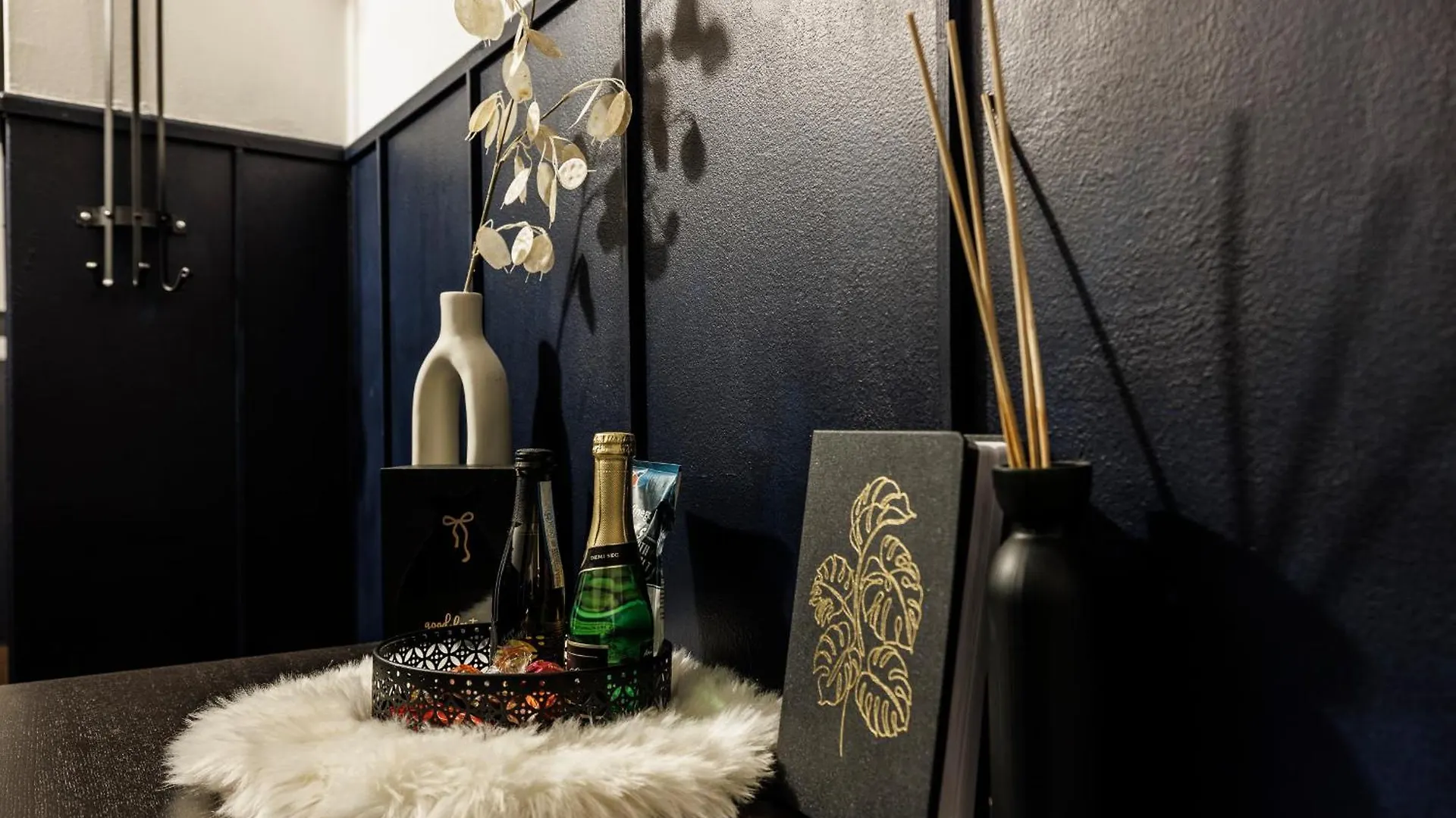 Spacious Flat & Parking Possibility, 3 Stops To Wenceslav Square Praga 0*,  República Checa