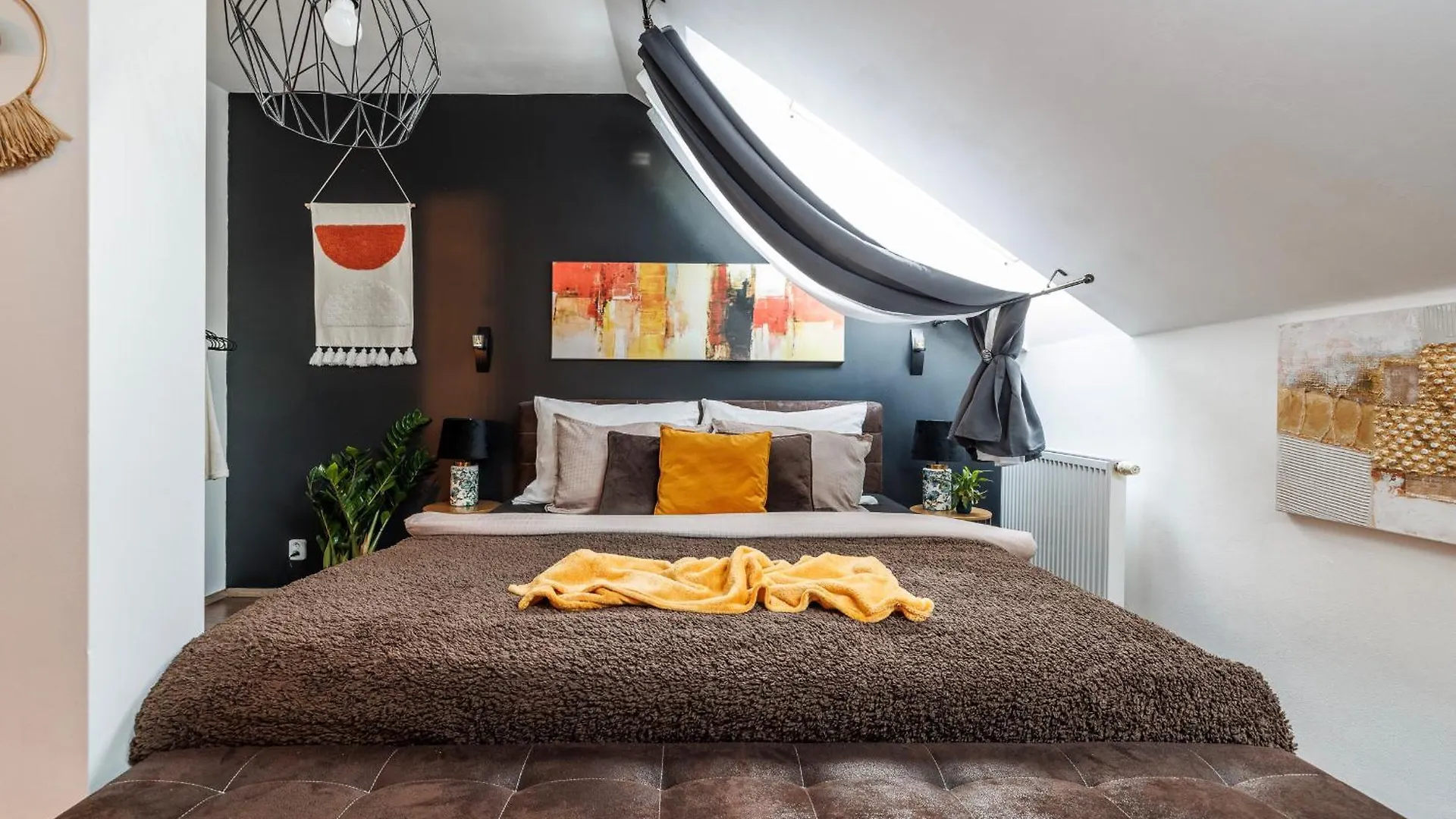 Spacious Flat & Parking Possibility, 3 Stops To Wenceslav Square Praga Apartamento
