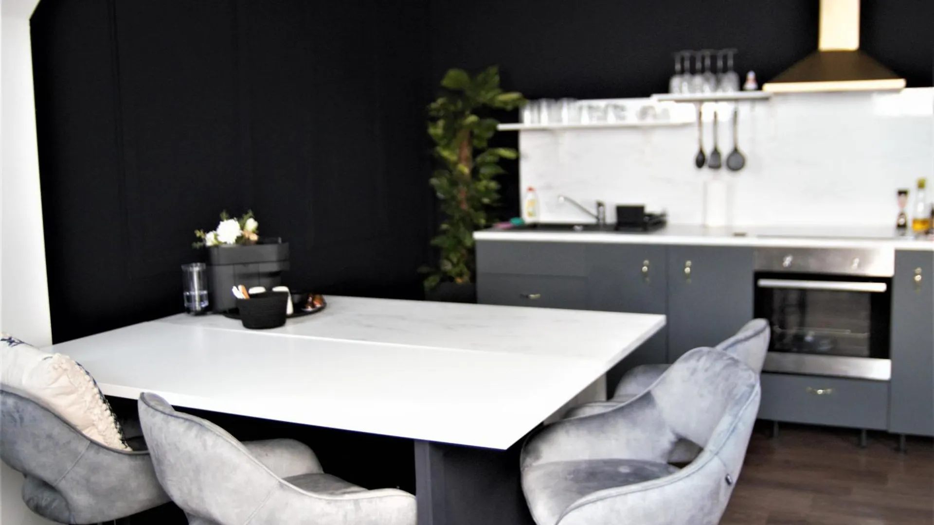Apartamento Spacious Flat & Parking Possibility, 3 Stops To Wenceslav Square Praga