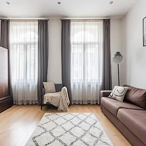 Place Of Grace - 50 Meters From Dancing House Apartment