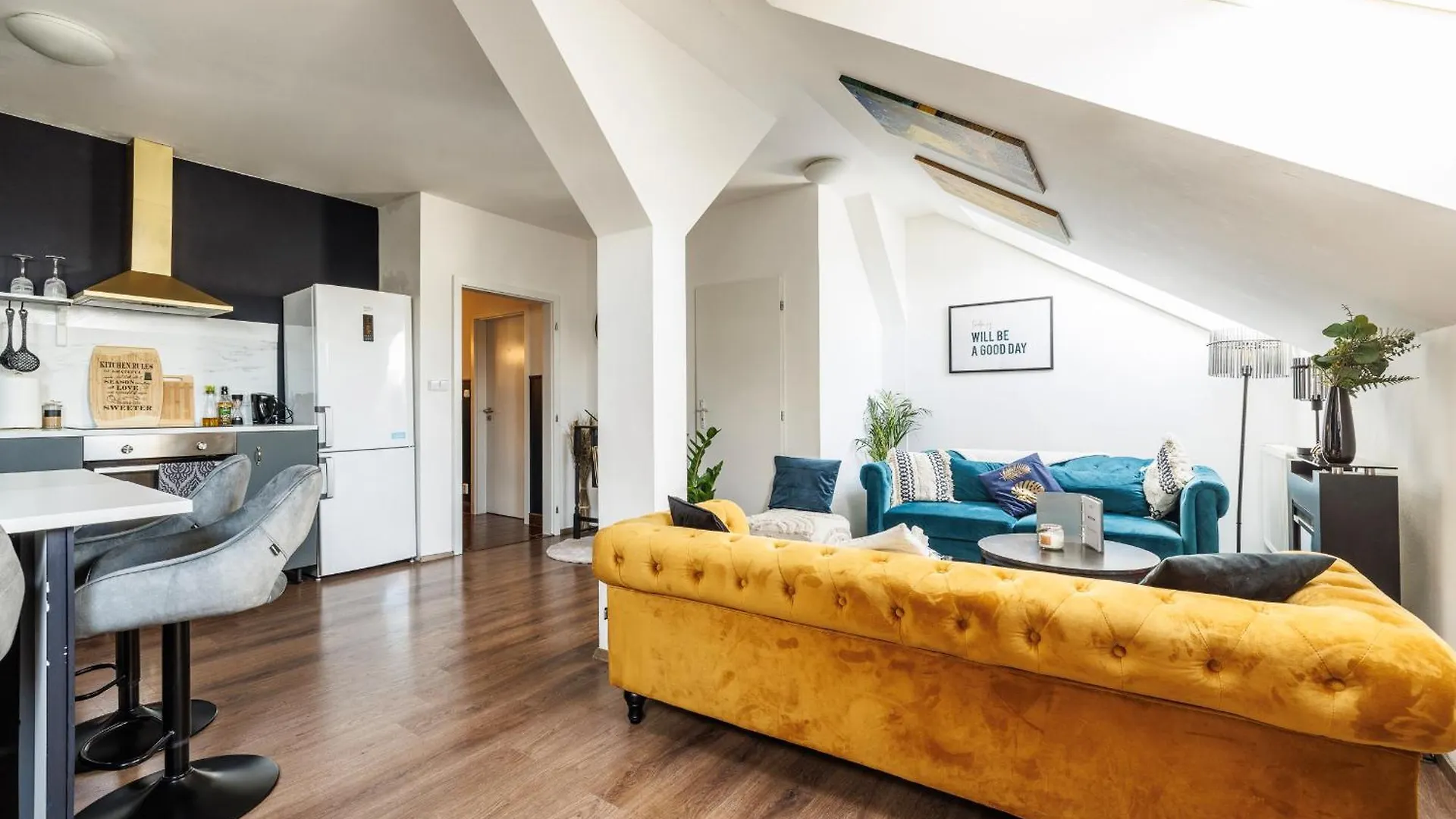 Spacious Flat & Parking Possibility, 3 Stops To Wenceslav Square Prag