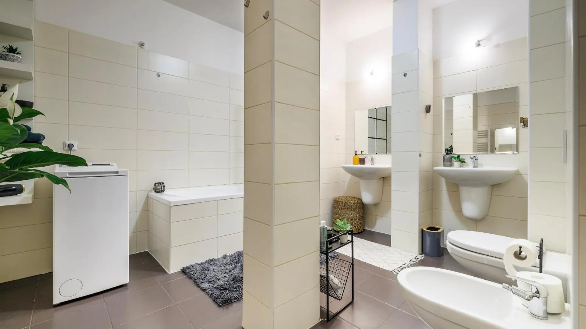 Spacious Flat & Parking Possibility, 3 Stops To Wenceslav Square Prag 0*,